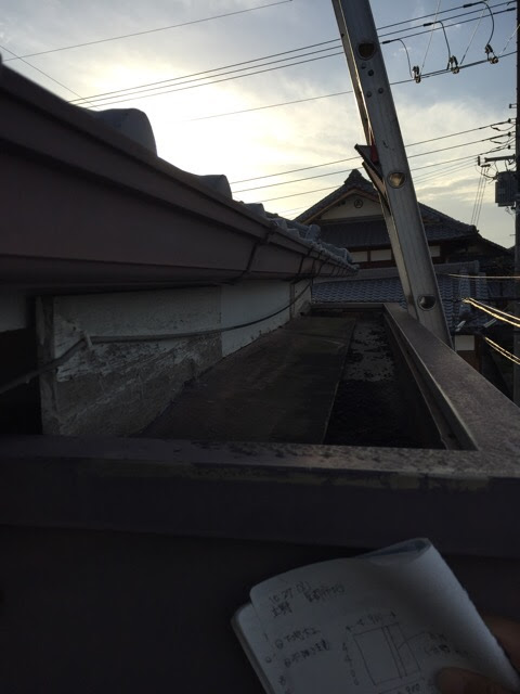 藤井寺市の住宅で見つかった、泥や落ち葉で完全に詰まった箱樋（内樋）の様子