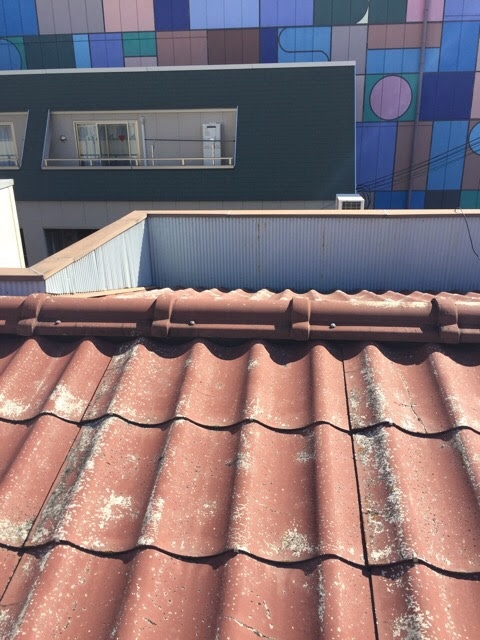 【大阪市平野区】ボロボロ屋根は塗装NG！葺き替えで将来の無駄な出費を防ぐ