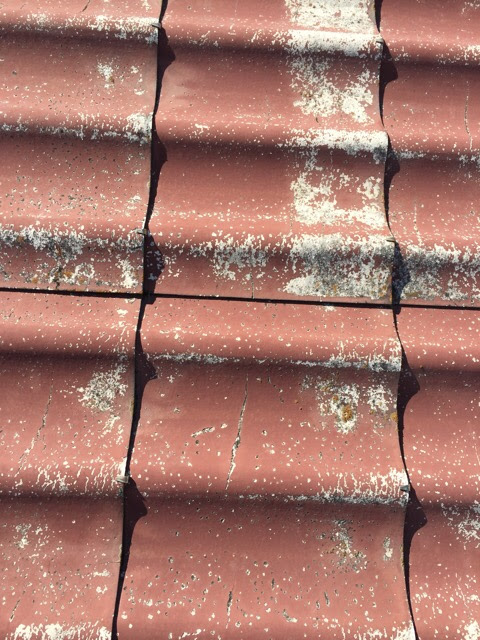 セキスイかわらUの激しいひび割れと剥離症状（大阪市平野区）