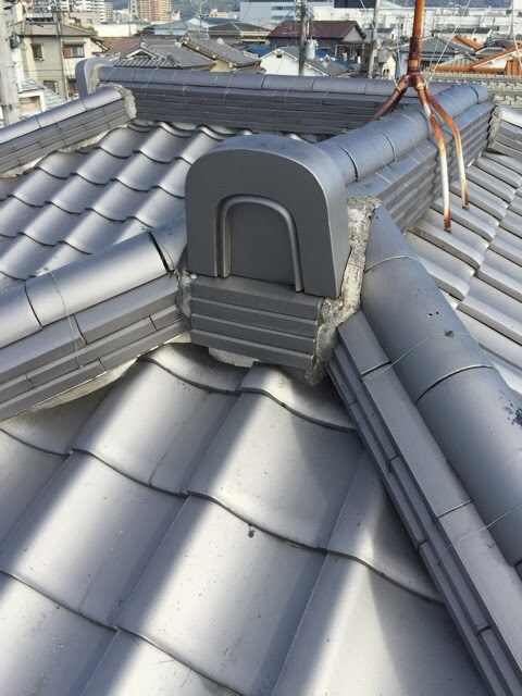 東大阪市で屋根の漆喰(白い塊)剥がれを調査！雨漏りを防ぐ補修提案