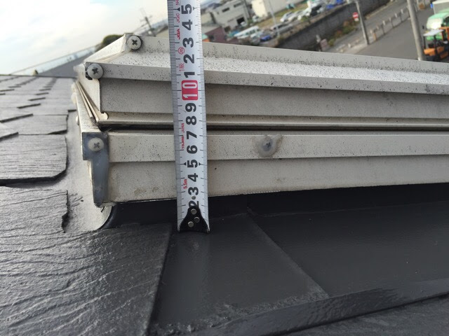 * スレート屋根からの天窓立ち上がり高さを約10cmと計測 続いて、劣化状況の確認です。