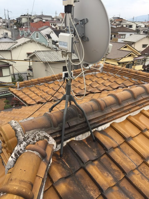 大阪市城東区の屋根調査。アンテナのサビが周囲の瓦に移っている「もらいサビ」の様子。