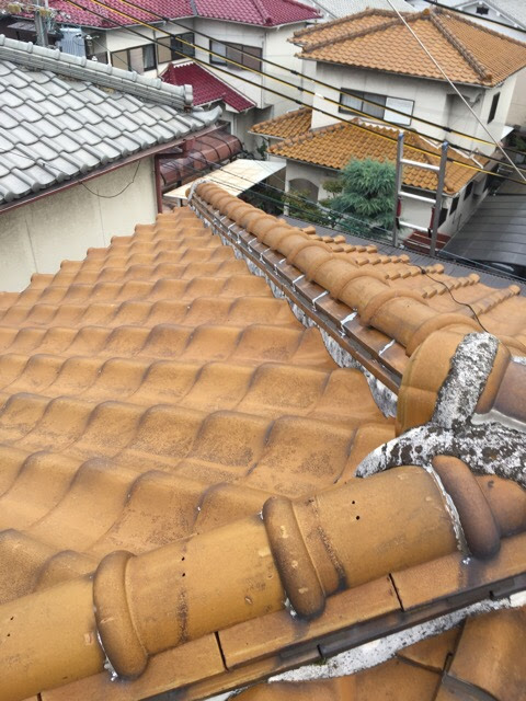 大阪市城東区の現場調査。棟瓦周辺の漆喰（しっくい）が黒ずみ、痩せている経年劣化の状況。