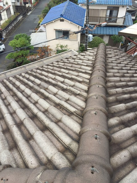 富田林市の戸建て住宅で見られた屋根のてっぺん（棟）の劣化