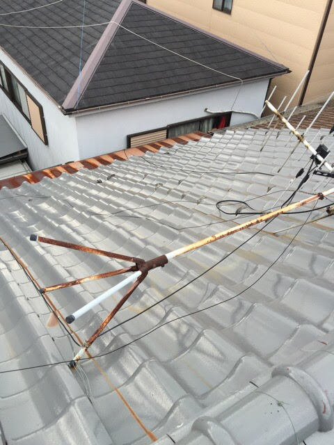 松原市の屋根調査 著しく錆びたアンテナ支柱と風災被害