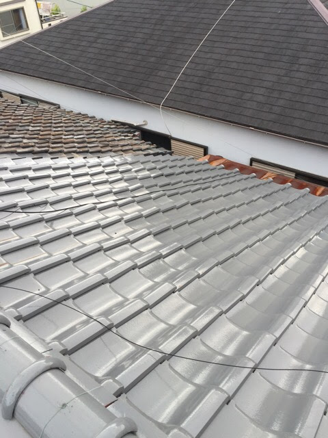 アンテナ倒壊の影響を受けていない綺麗な釉薬瓦（シルバー）