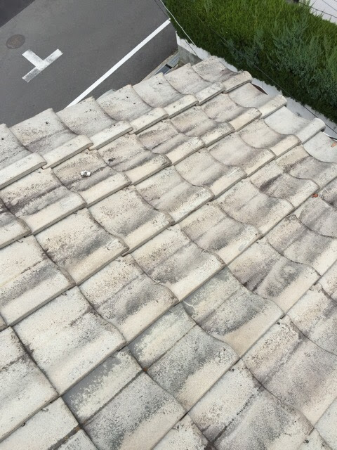 【大阪市生野区】古い瓦屋根をガルバ葺き替え！割れた棟の雨漏り解決