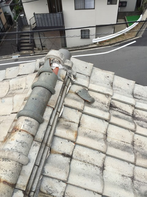 大阪市生野区の屋根調査で発見した大きく割れた棟の丸瓦とむき出しの土