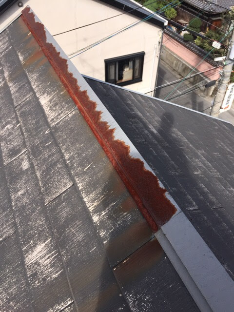 東大阪市の屋根で広範囲に赤錆が発生した棟板金（むねばんきん）