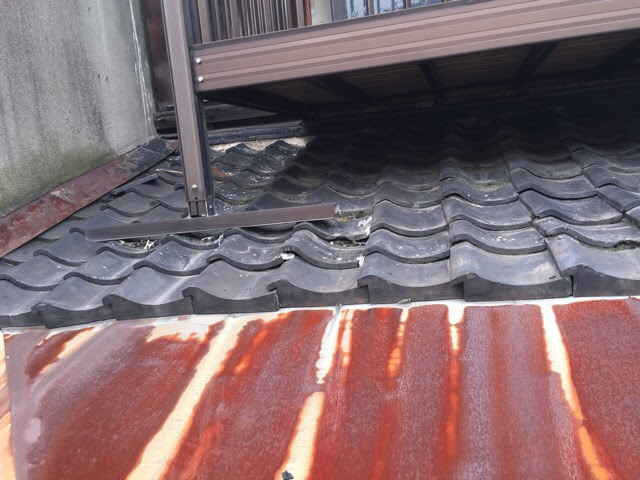 八尾市の現場にて、ベランダの脚部が直接干渉し負荷がかかってズレた瓦の様子