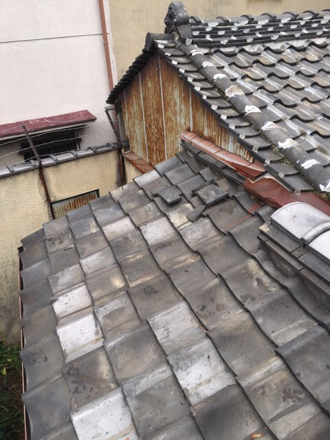 壁際ののし瓦（漆喰部分）が崩れ、雨水が侵入しやすい危険な状態