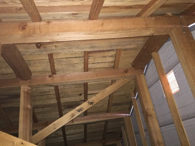 八尾市のお住まいの天井裏。木材の腐食や雨染みの有無をライトで照らして確認