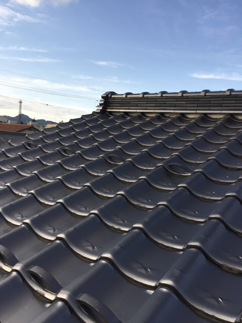 ひび割れやズレがなく、正常な状態を保っている八尾市のお住まいの瓦屋根
