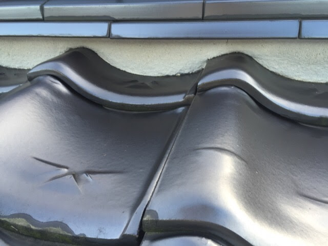 瓦の隙間を埋める漆喰（白いセメントのような部分）の劣化状況を点検
