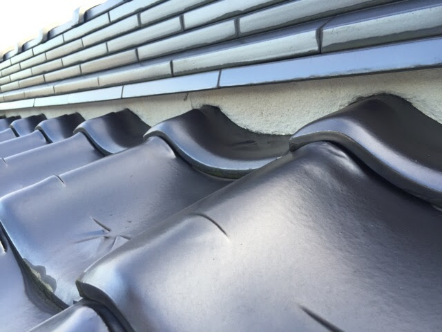 瓦の隙間を埋める漆喰（白いセメントのような部分）の劣化状況を点検