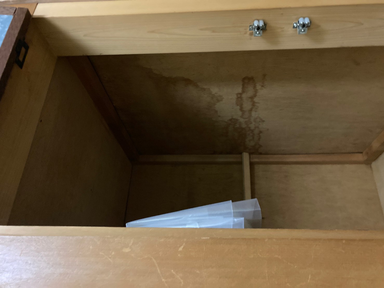 八尾市で雨漏り押し入れの天井にシミ現場調査