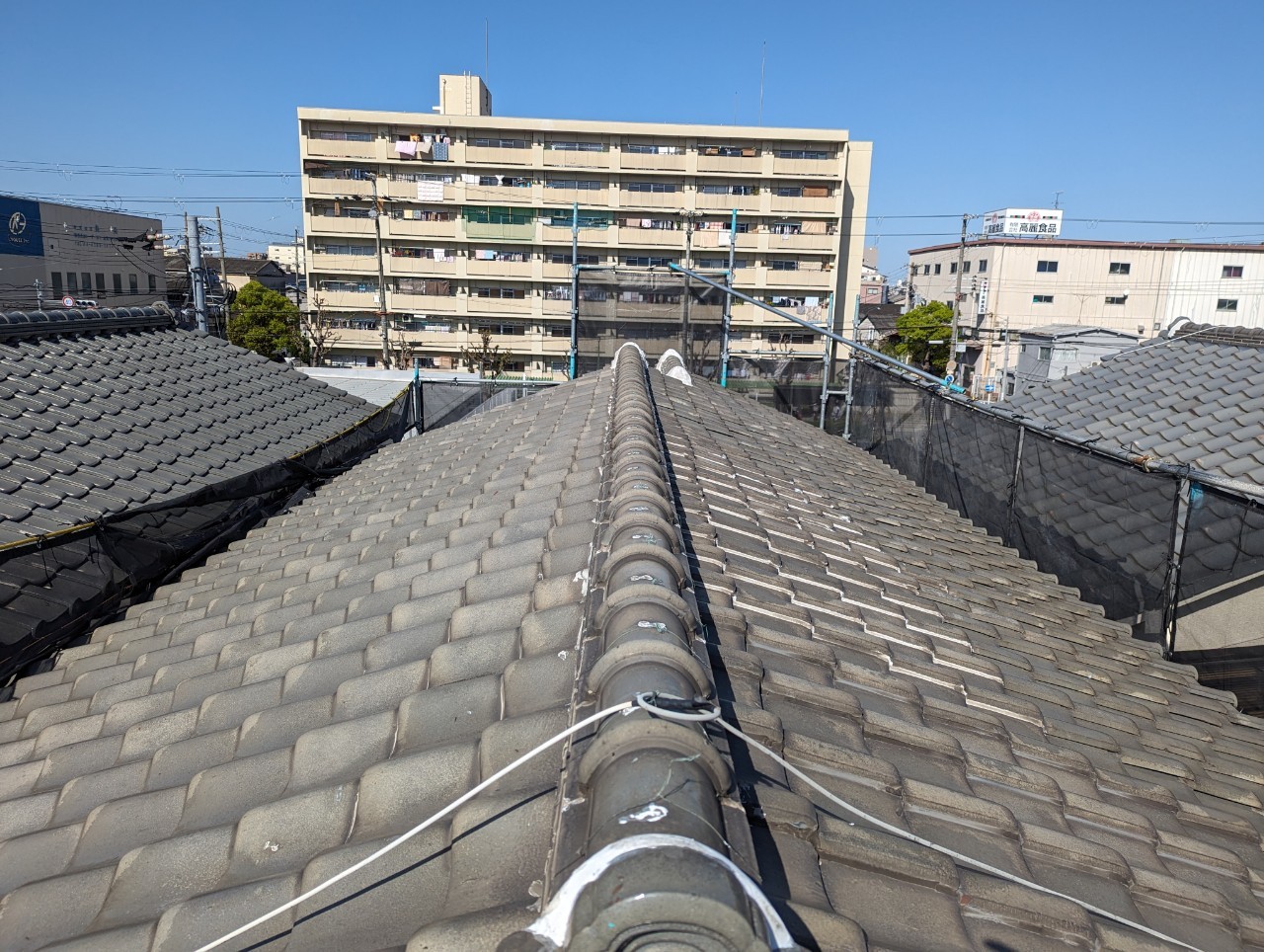 大阪府八尾市田井中の施工前の土葺き和瓦屋根。地震への不安を抱えていた重厚な瓦の状態。