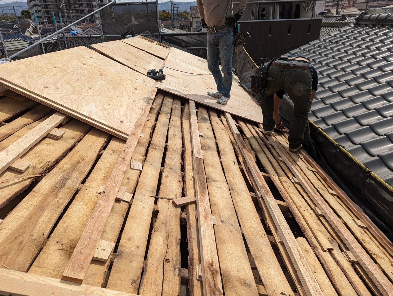 12mmの構造用合板を敷き詰め、屋根全体の剛性を劇的に強化。