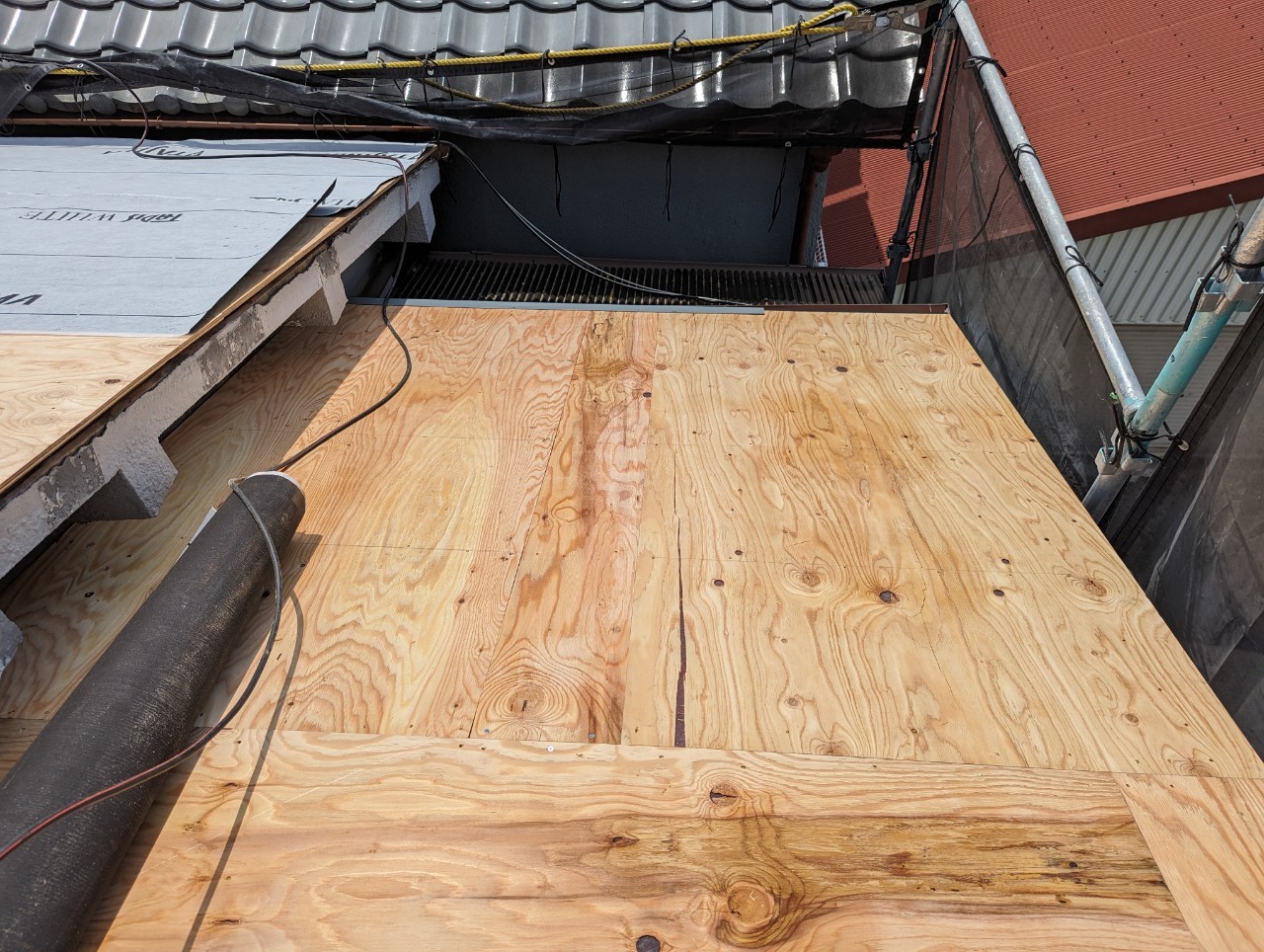 高品質な「タディスホワイト」防水シートを敷設。究極の雨漏り対策。