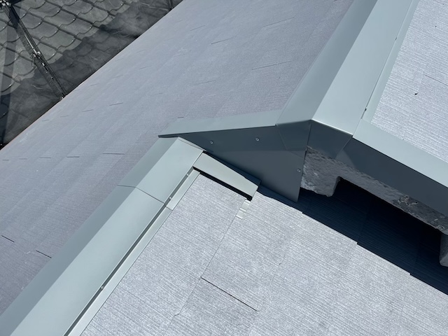 隅々まで美しく納まった屋根材。高い施工技術がもたらす究極の安心感。