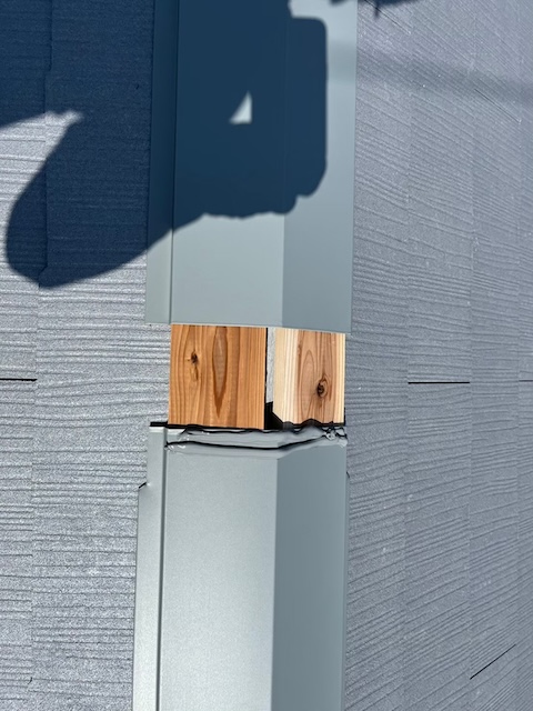 棟板金のジョイント部分にシーリングを施す。内部の木材を腐らせないための工夫。