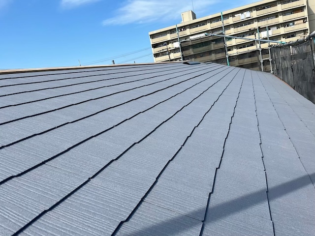 青空に映える遮熱グラッサの屋根面。3トンの重みから解放され、家全体が明るくなった。