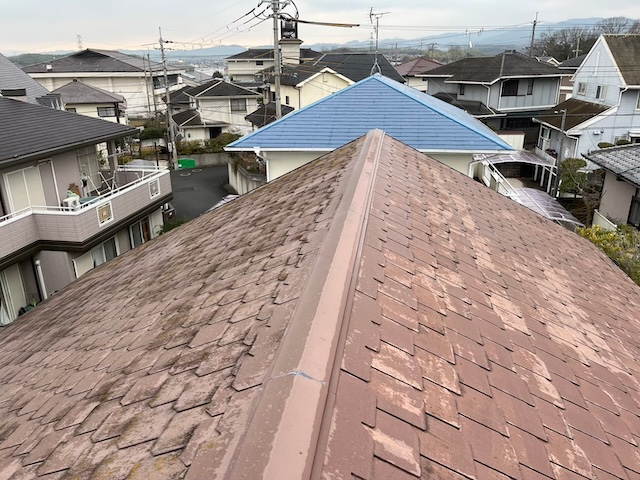 施工前のアーバニー屋根の全景と経年劣化の様子