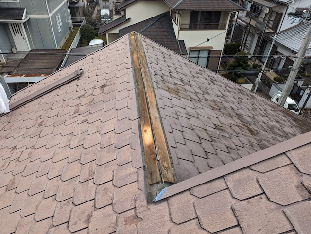 腐食が進んでいた古い木製貫板（下地材）の露出状況