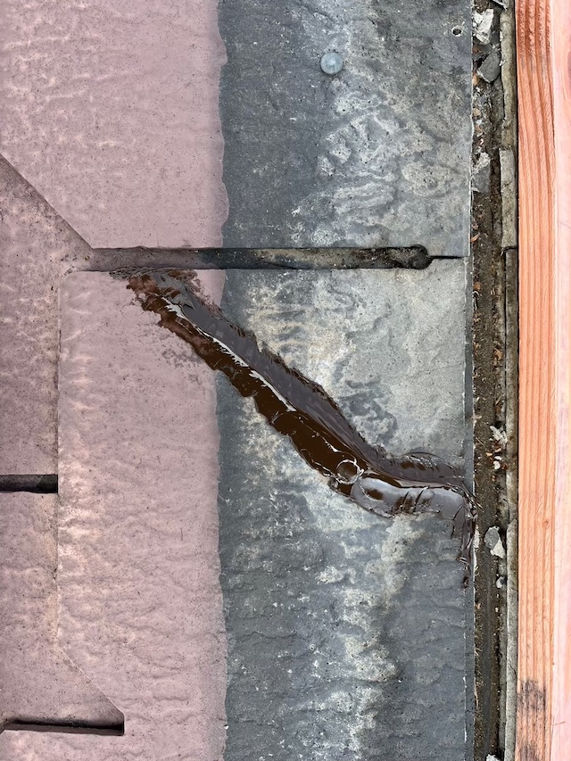 アーバニー屋根材のひび割れ（クラック）を補修した跡