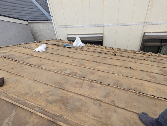 瓦と土をすべて取り除き清掃を終えた古い屋根の下地板（野地板）