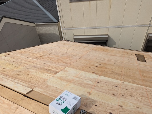 屋根の剛性を高めるために12mmの構造用合板を重ね貼りして補強する工程