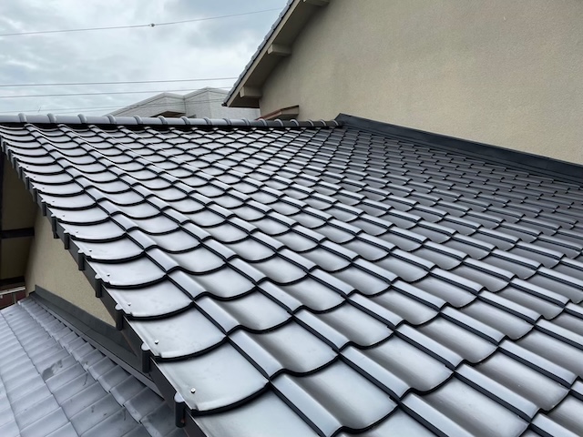 八尾市で施工した防災瓦「鶴弥・銀黒」への葺き替え工事完了後の美しい屋根全景