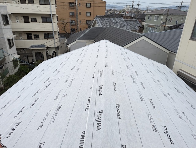 屋根一面に隙間なく施工された二次防水シートにより雨漏り不安が解消された様子