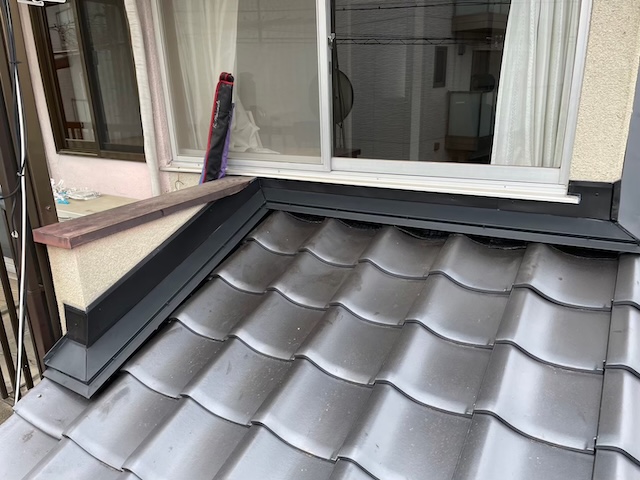 瓦のズレによって生じた大きな隙間から雨水が侵入している屋根の状況