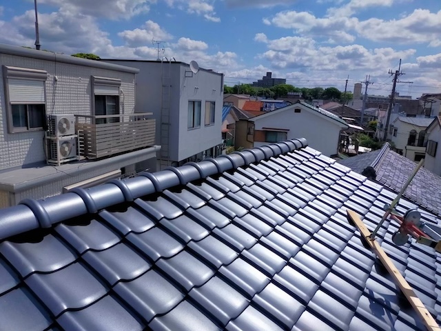 青空に映える鶴弥の防災瓦「銀黒」が美しく仕上がった八尾市の住宅屋根