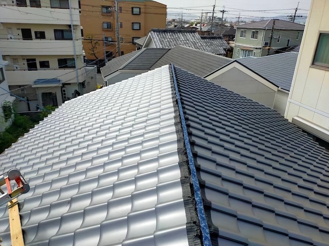 経年劣化により大きく割れてしまった既存の釉薬和瓦（青緑）のズーム写真