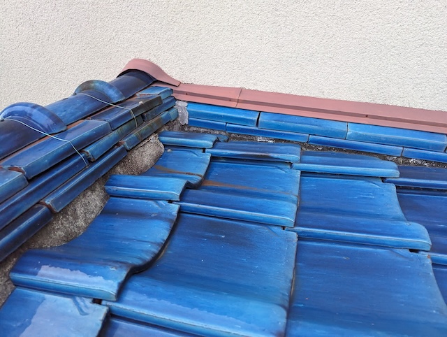 瓦のズレによって生じた大きな隙間から雨水が侵入している屋根の状況