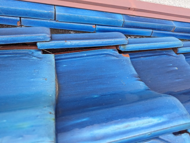 経年劣化により大きく沈んでしまった既存の釉薬和瓦（青緑）のズーム写真