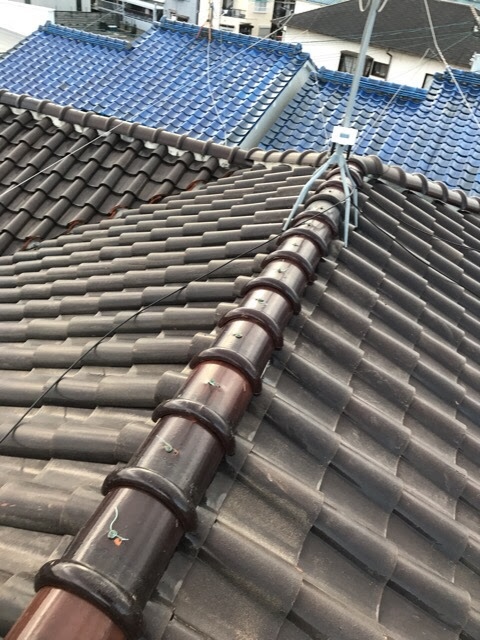 大阪市此花区で洋瓦屋根を点検、棟瓦端部の漆喰欠損と固定線露出を確認した補修前調査