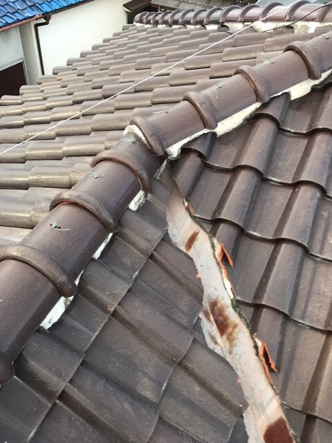 大阪市此花区で瓦屋根の谷板金を調査、塗膜剥がれと赤錆が広がる腐食の進行を確認