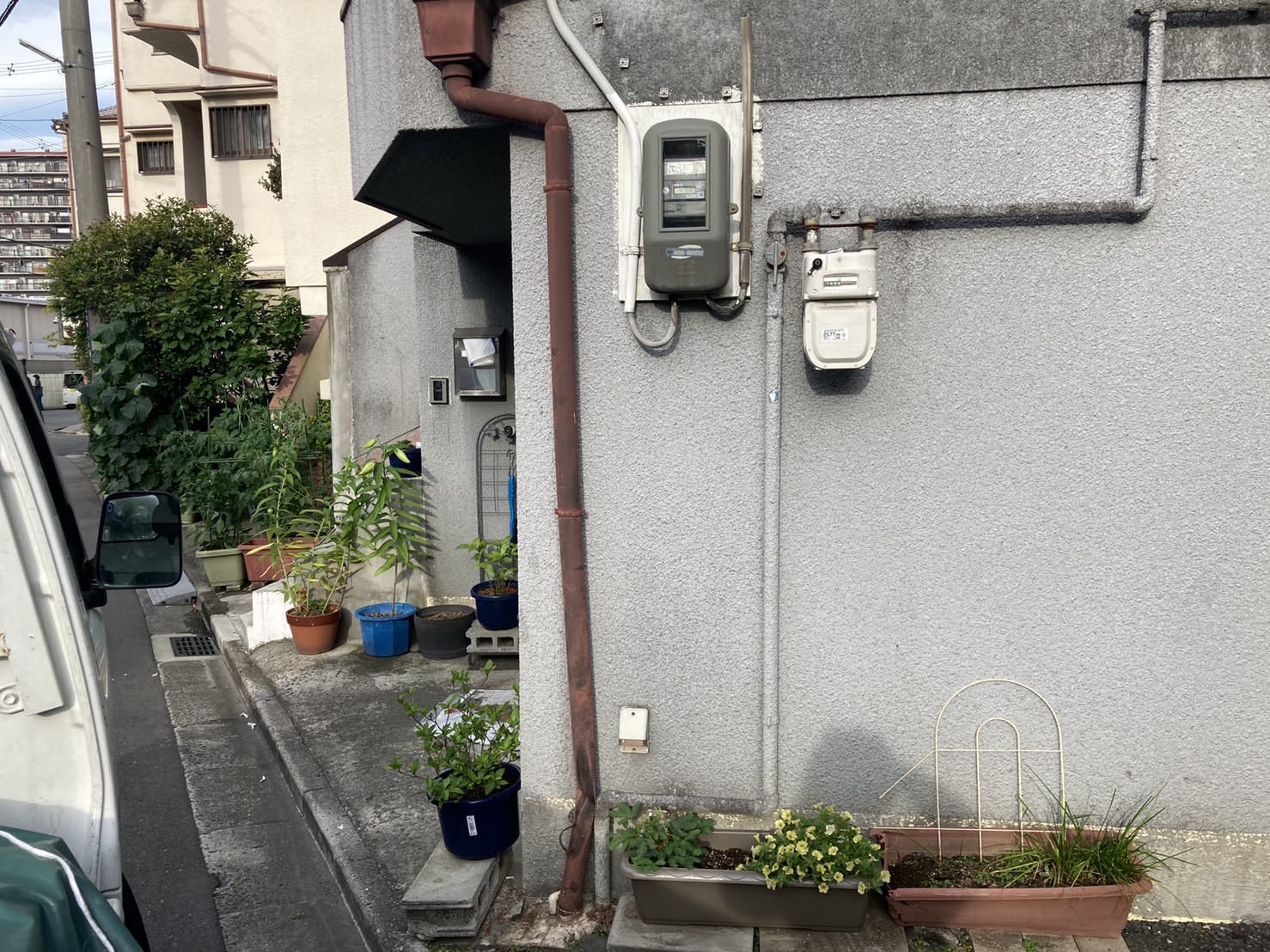 東大阪市で樋に車をぶつけたので保険対応で修理してほしい