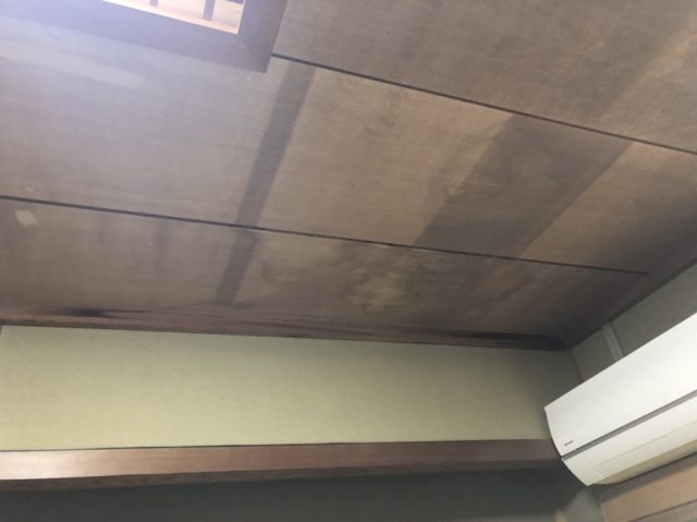 天井に雨漏りの跡