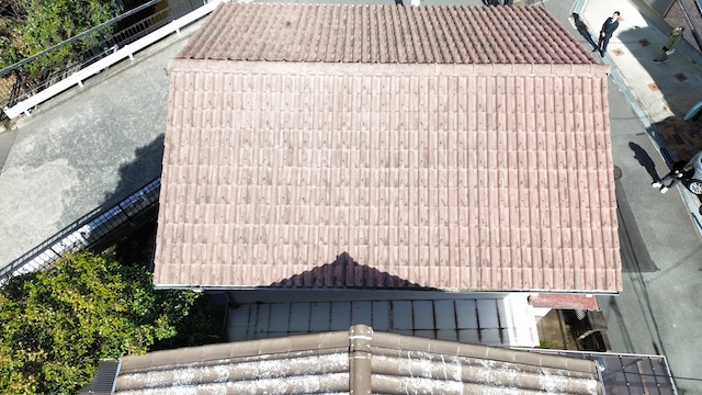 藤井寺市でのドローン調査。屋根全体の劣化バランスを確認