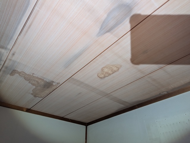 藤井寺市で天井にシミが！セメント瓦の雨漏り不安を葺き替えで根本解決