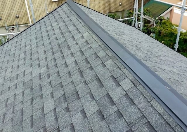 「大阪府八尾市での屋根葺き替え工事完了後の写真。重い瓦から軽量で高耐久なアスファルトシングルへ変更し、耐震性を向上させました。洋風新築のような美しい仕上がりです。」