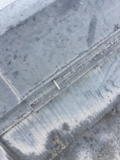 堺市北区の現地調査で確認された、屋根のてっぺんの金属（棟板金）から1〜2cm浮き上がった鉄釘