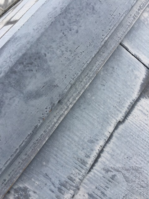 劣化が進行している棟板金（屋根のてっぺんの金属カバー）の接合部