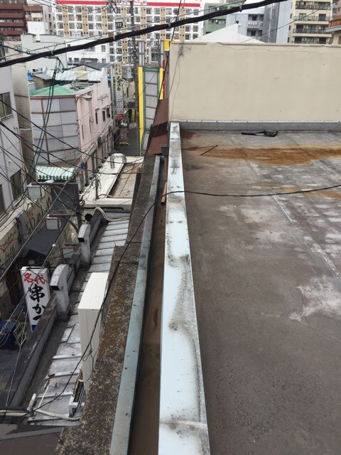 端部に汚れが残る屋上