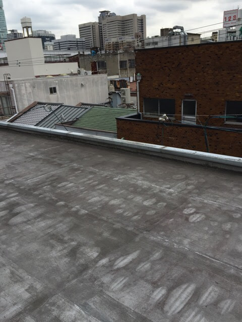 色あせた屋上防水面