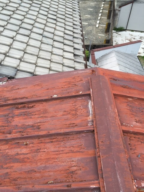 【大阪市北区】赤い鉄板屋根のサビ剥離をカバー工法で解決！雨漏りを防ぐ